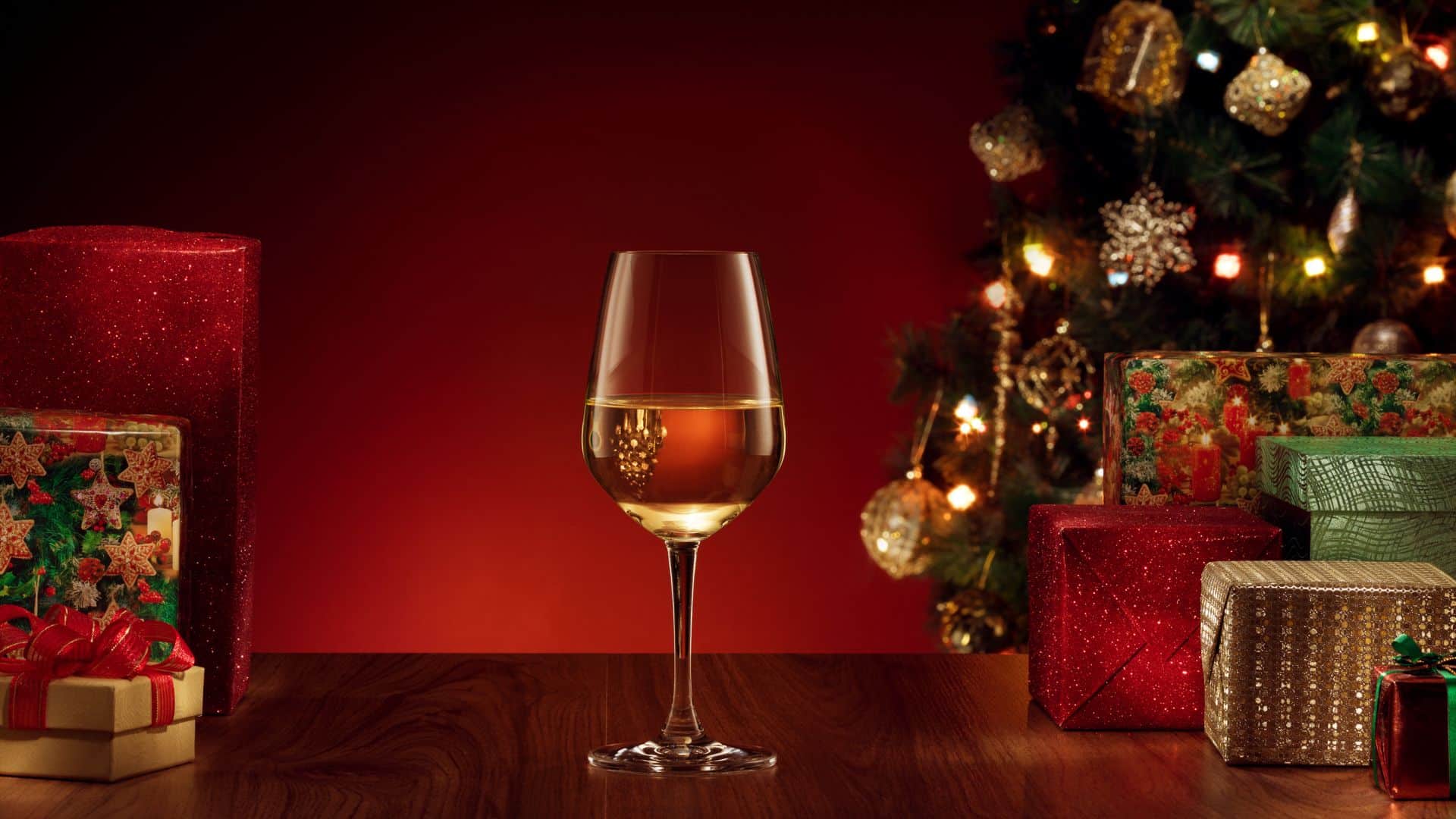 Verre de vin, cadeaux et sapin de Noël