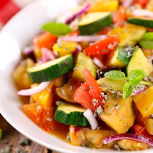 Ratatouille colorée dans une assiette blanche.