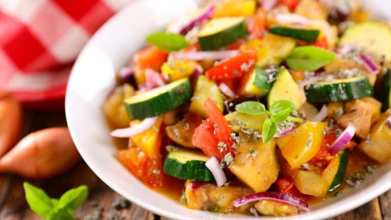 Ratatouille colorée dans une assiette blanche.