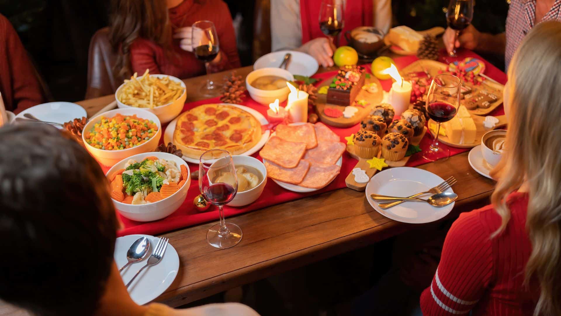 Repas festif avec divers plats sur la table.