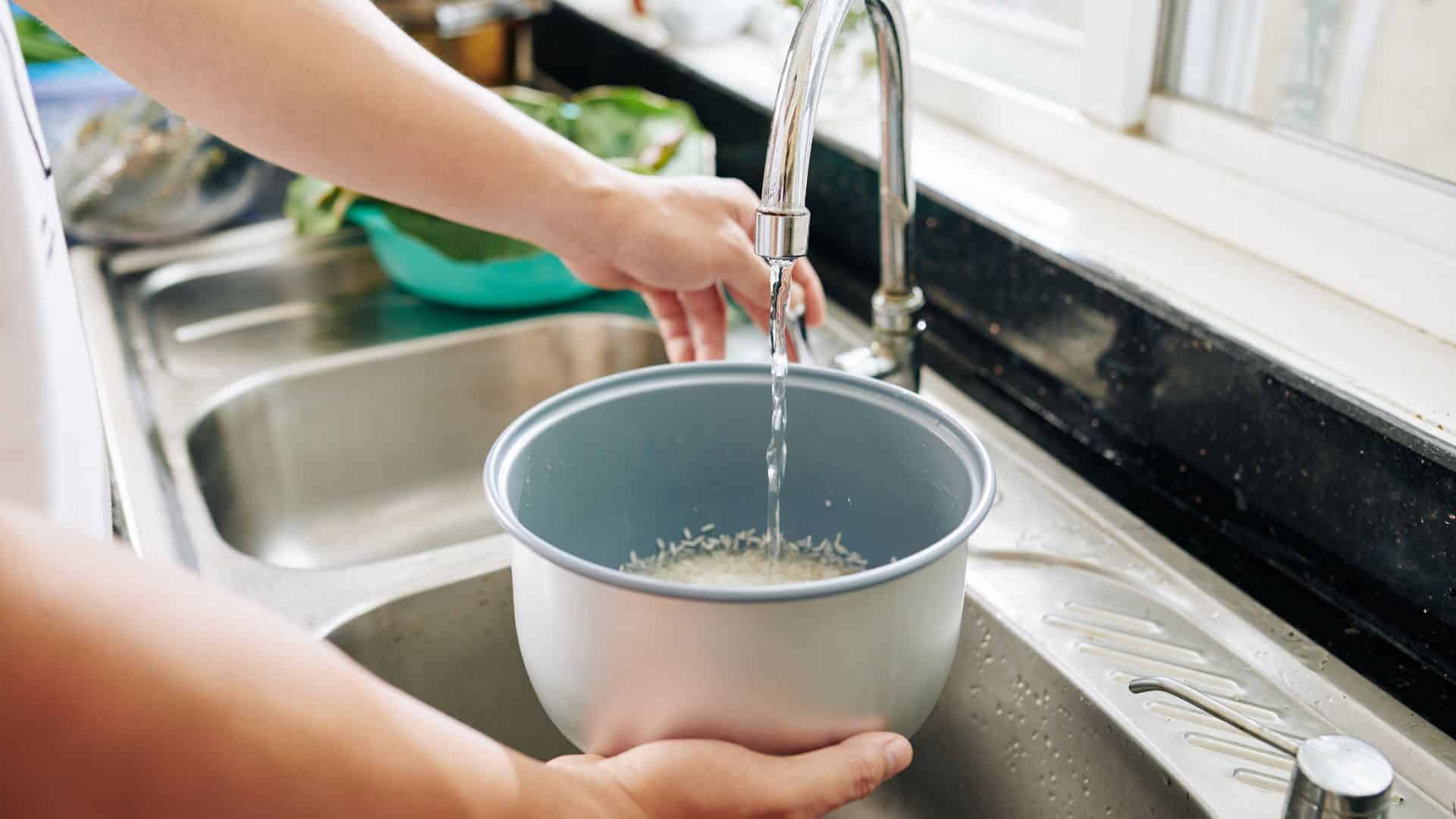 Rincer le riz au robinet dans un bol