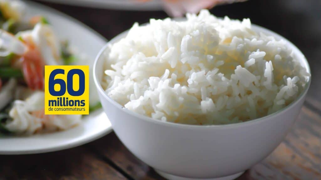 Bol de riz blanc sur table.