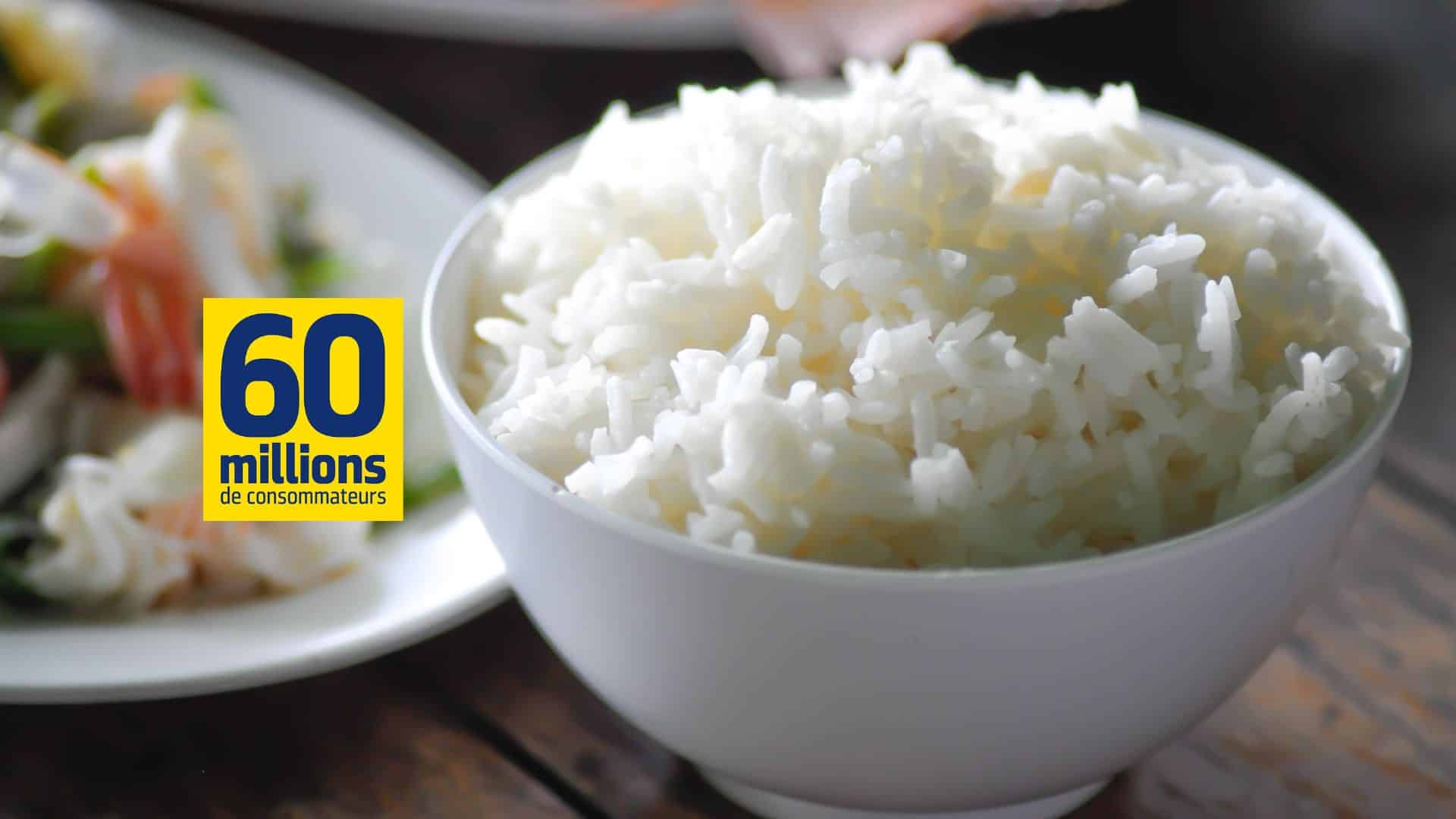 Bol de riz blanc sur table.