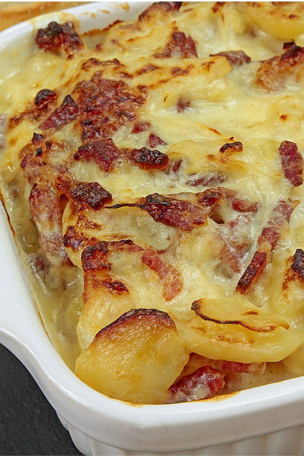 Gratin de pommes de terre avec fromage fondant.