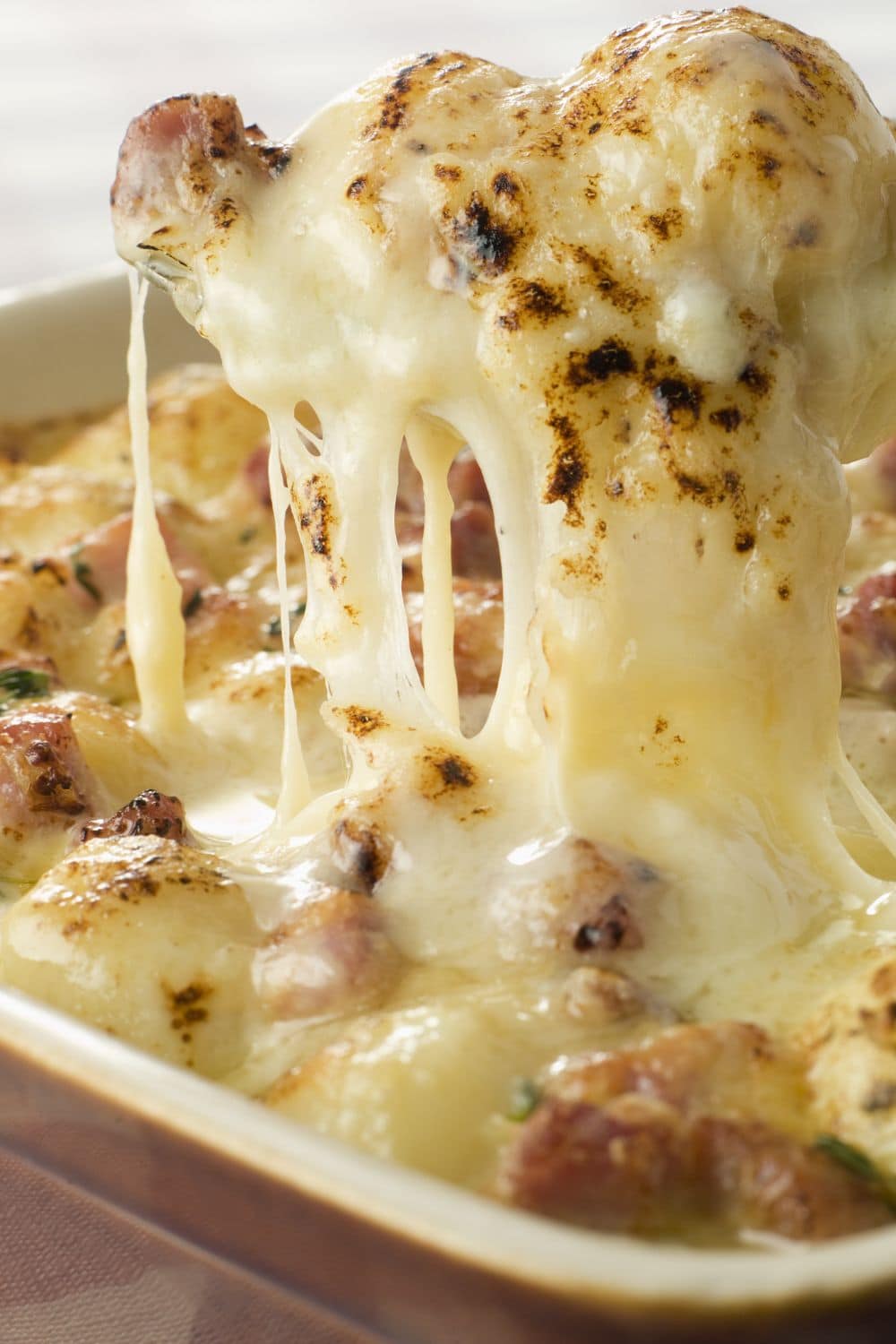 Gratin de fromage fondu et pommes de terre.
