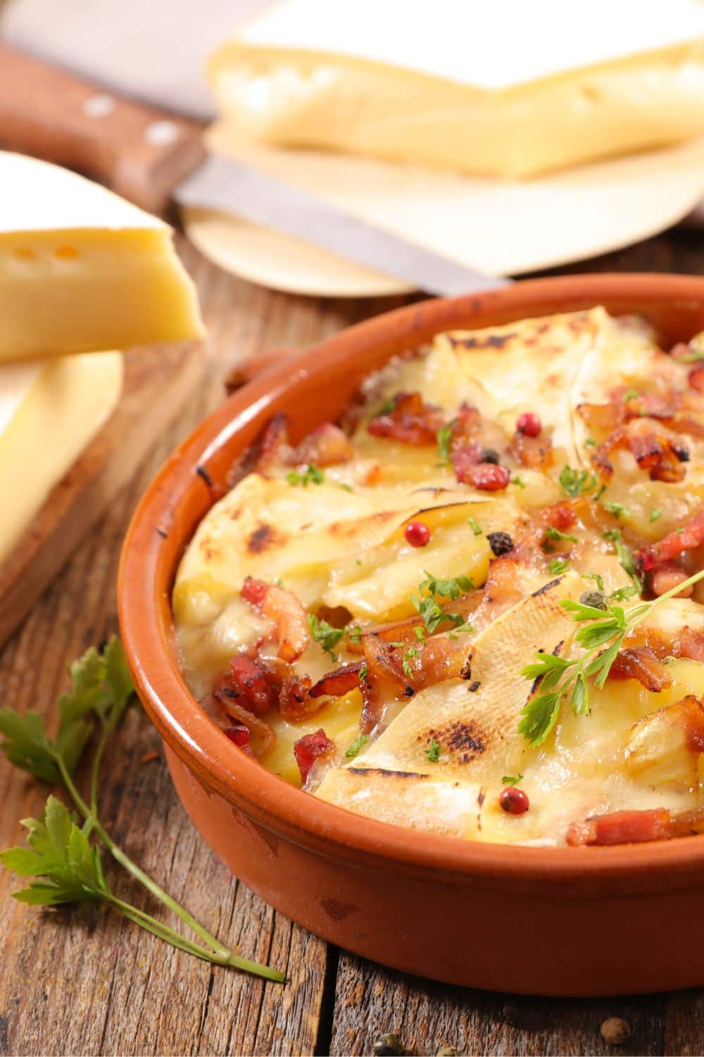 Plat de tartiflette savoyarde avec lardons et fromage.