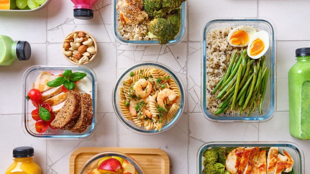 Assortiment de repas sains et équilibrés.