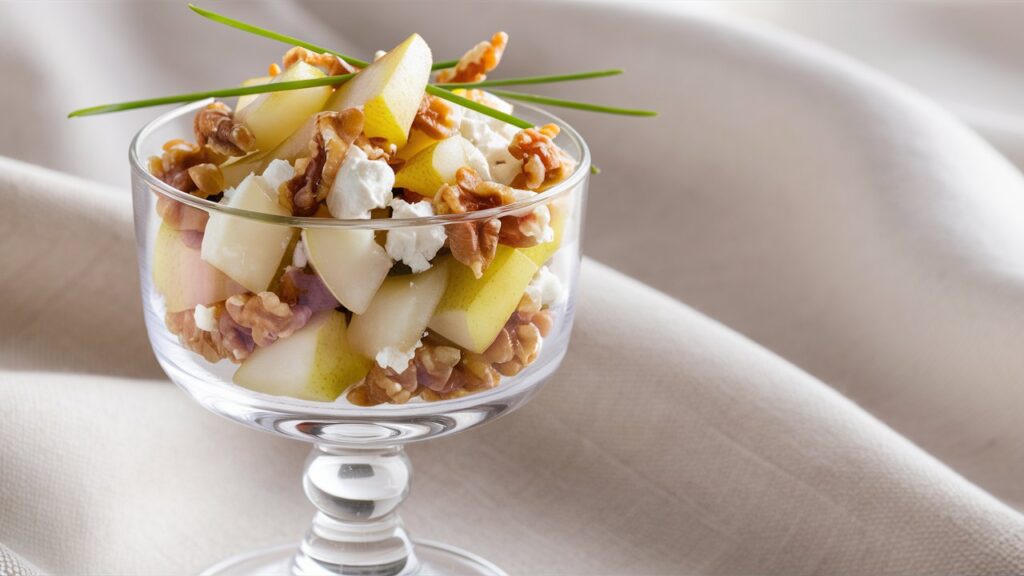 Salade de pommes, noix et fromage en verrine.