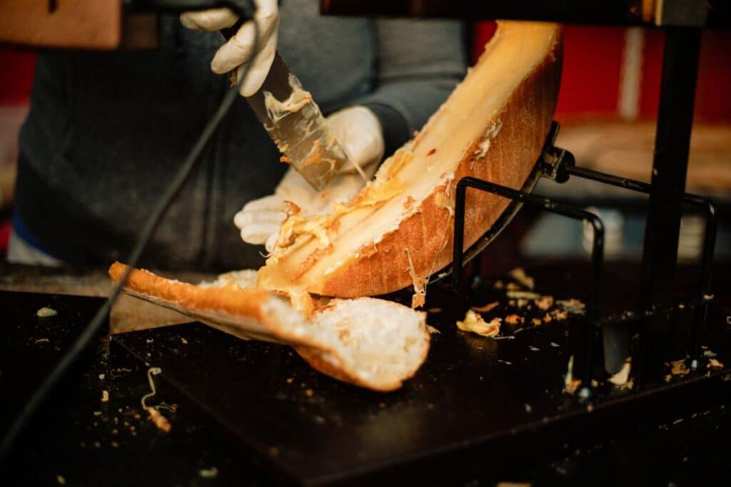 Raclette fondante servie sur du pain