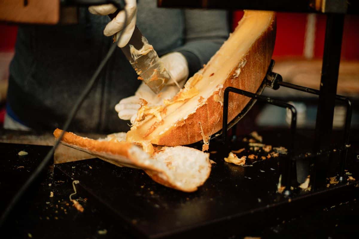 Raclette fondante servie sur du pain