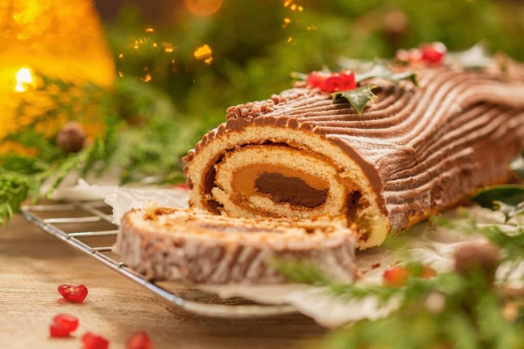 Bûche de Noël chocolat décorée sur table festive.