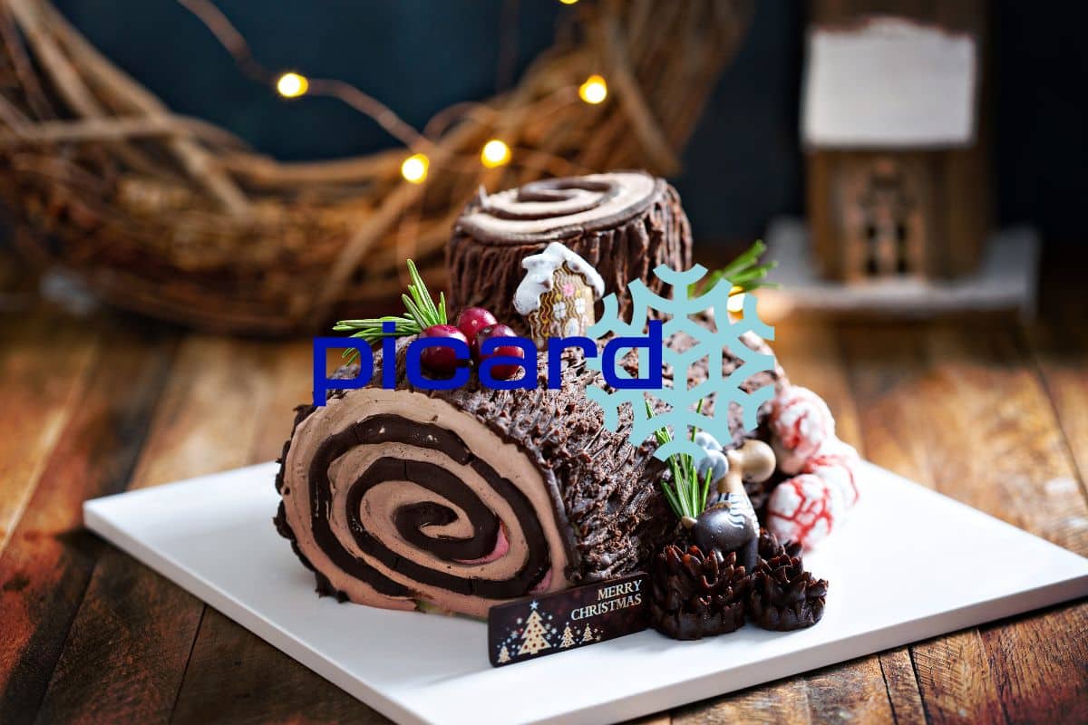 Bûche de Noël chocolatée avec décorations festives.