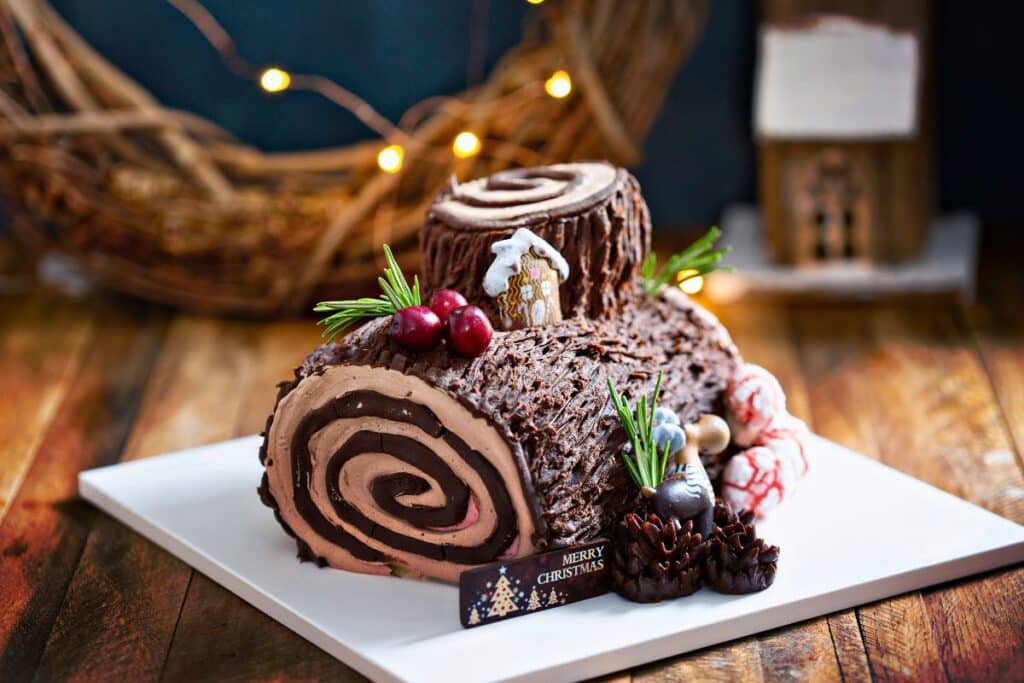 Bûche de Noël chocolatée décorée festive.
