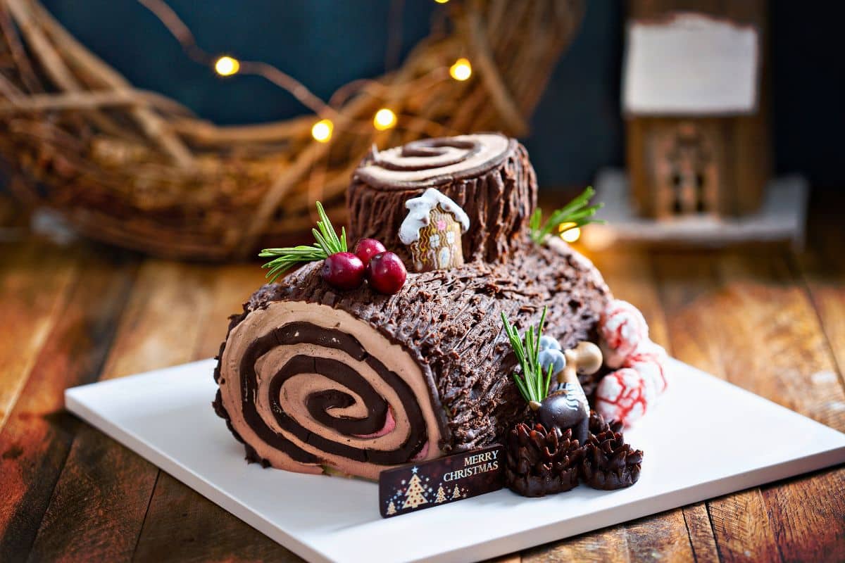 Bûche de Noël chocolatée décorée festive.