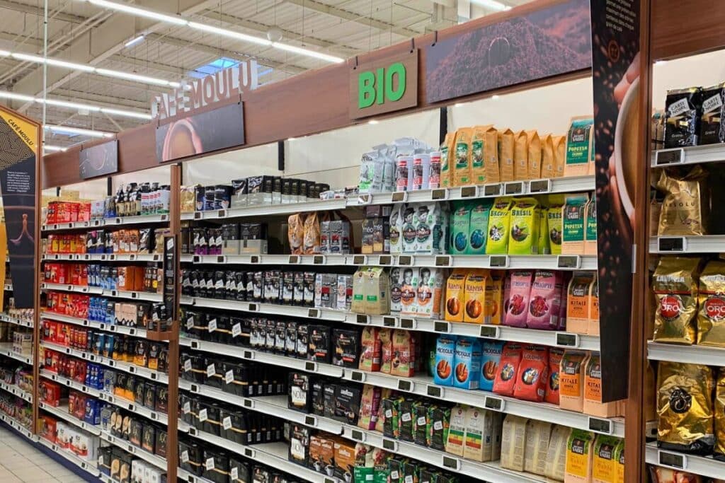 Rayon de café bio en supermarché.