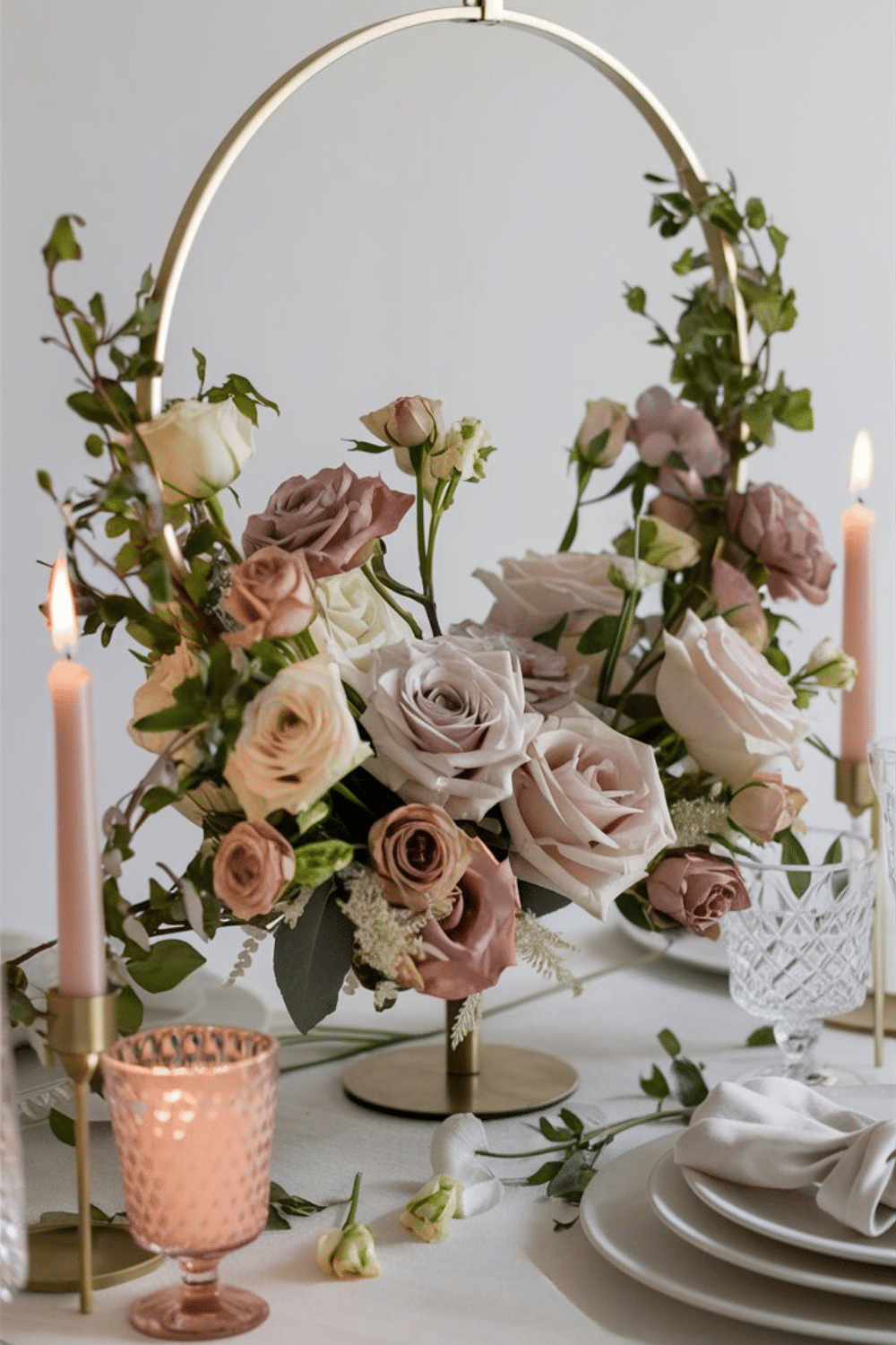 Arrangement floral élégant avec bougies allumées.