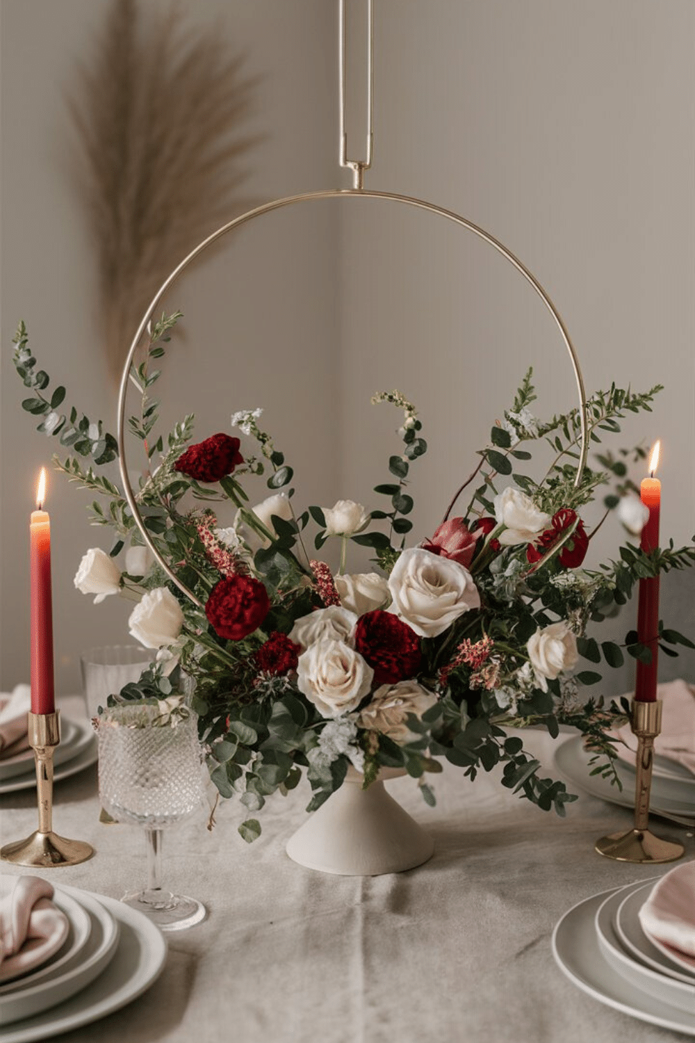 Décoration florale élégante sur table de fête.