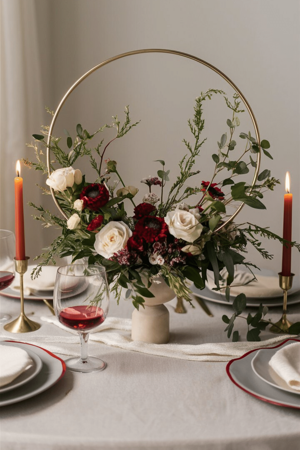 Table décorée avec fleurs et bougies rouges.