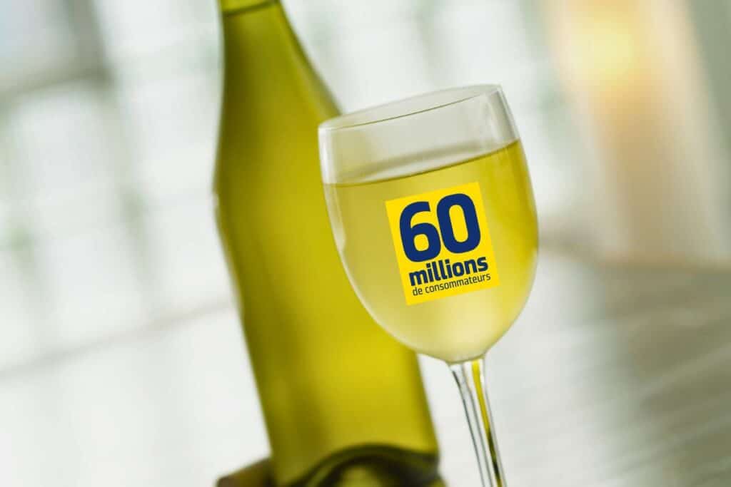 Verre de vin blanc avec étiquette 60 millions consommateurs.
