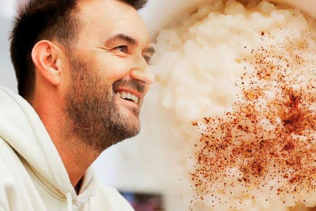 Homme souriant à côté d'un riz crémeux au paprika.