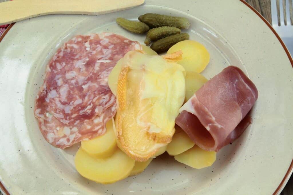 Journée mondiale de la raclette : le plat qui réchauffe les cœurs des Français depuis des générations
