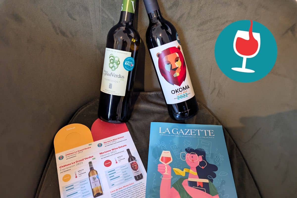Deux bouteilles de vin et une brochure.