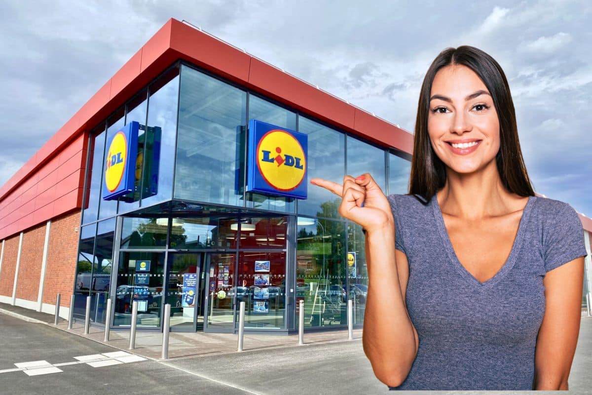 Femme souriante devant magasin Lidl.