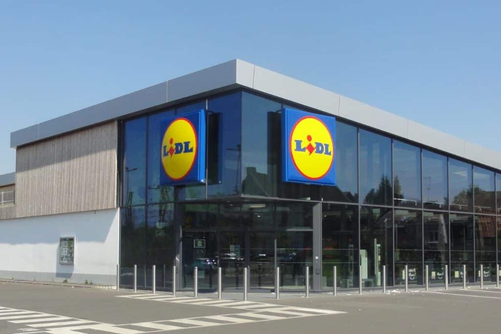 Magasin Lidl moderne avec logo visible