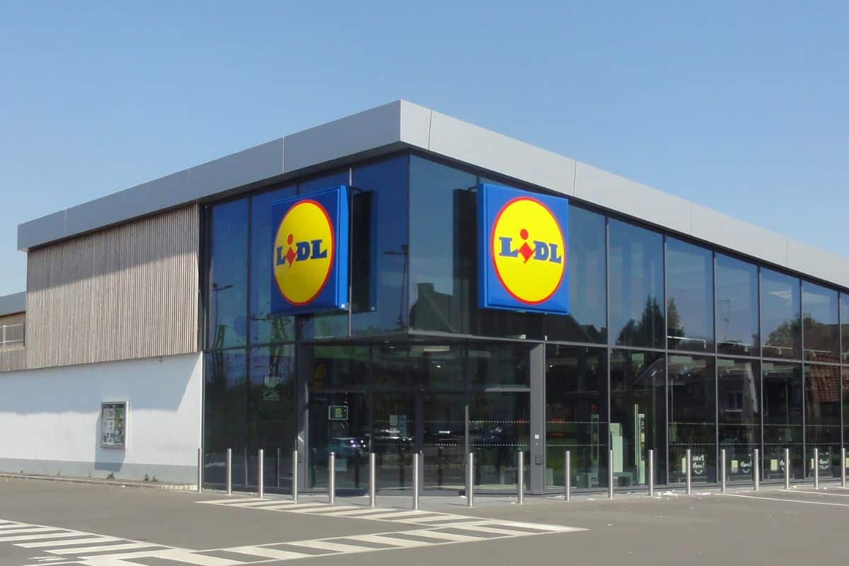 Magasin Lidl moderne avec logo visible