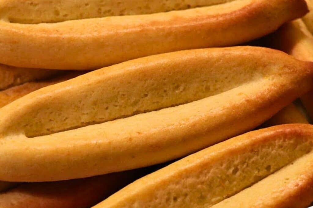 Navettes provençales empilées, biscuits dorés caractéristiques.