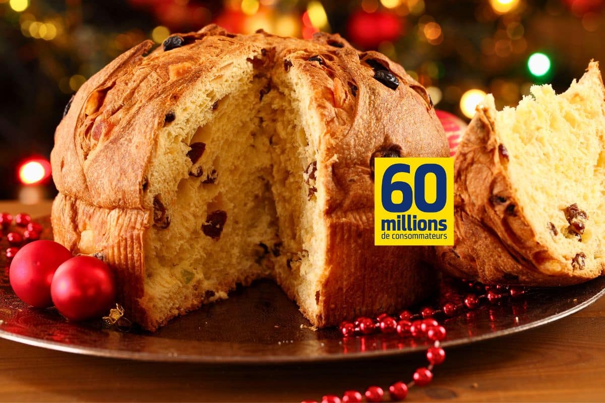 Panettone tranché avec décorations de Noël.
