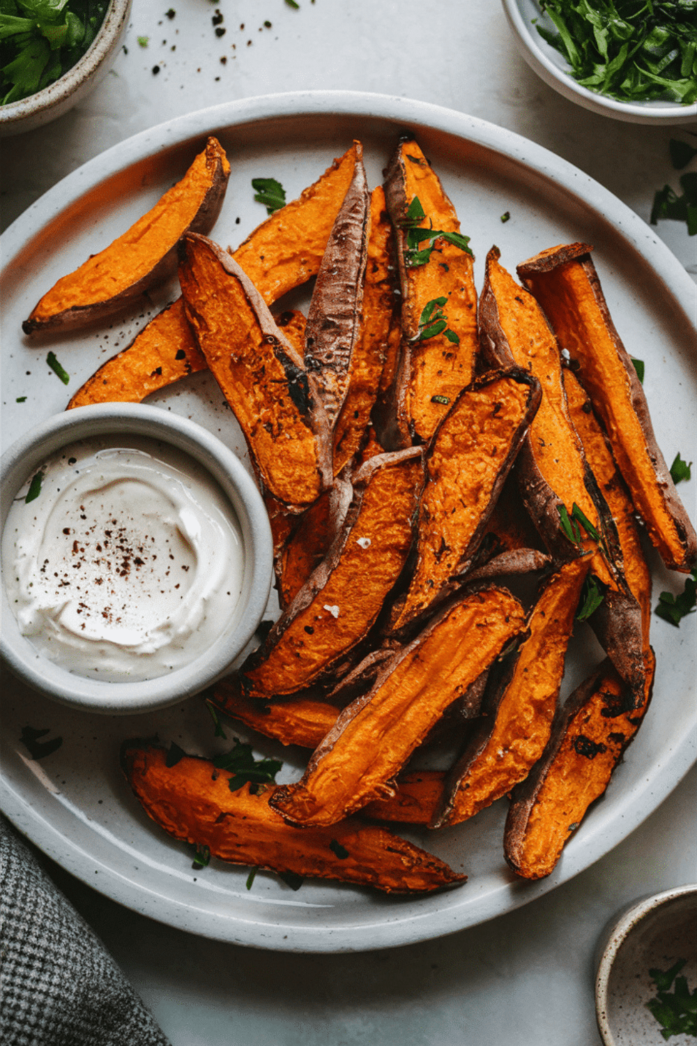 Frites de patate douce avec sauce blanche.