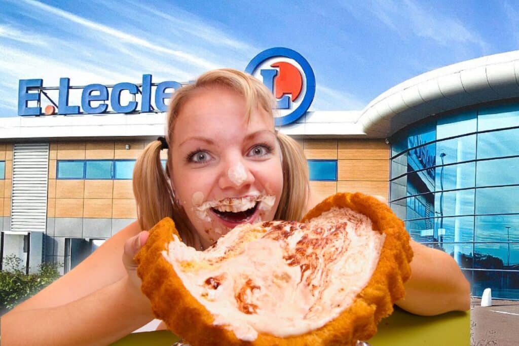 Femme souriante tenant un dessert crémeux devant supermarché.