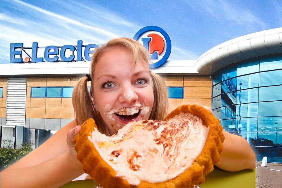 Femme souriante tenant un dessert crémeux devant supermarché.