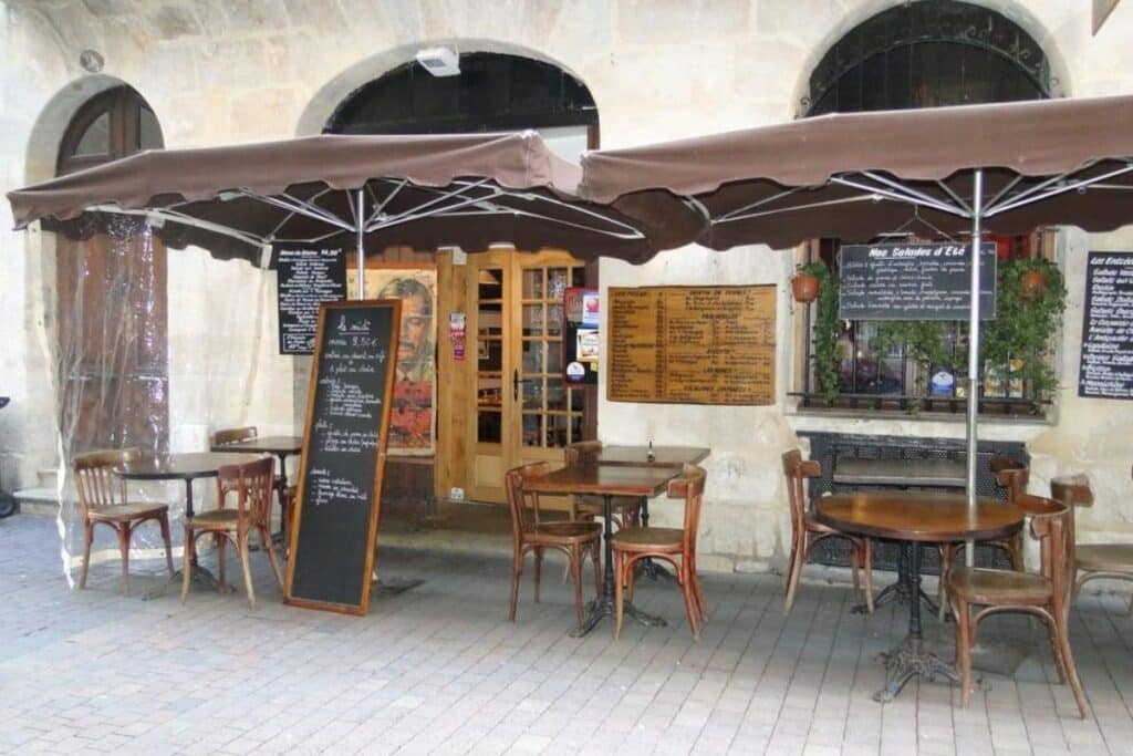 Terrasse de café avec menus écrits à la craie.