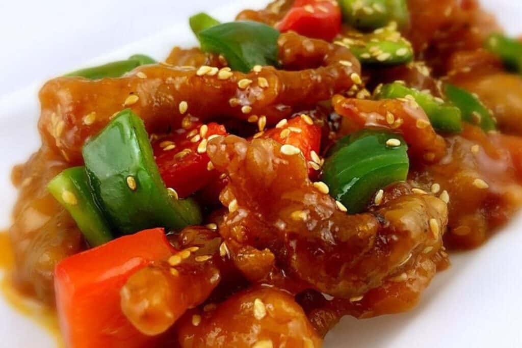 Plat asiatique avec légumes colorés et graines de sésame.