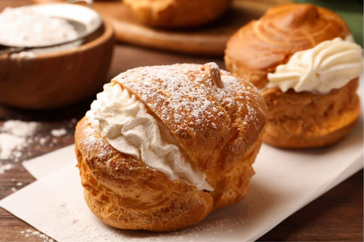 Choux à la crème saupoudrés de sucre glace.