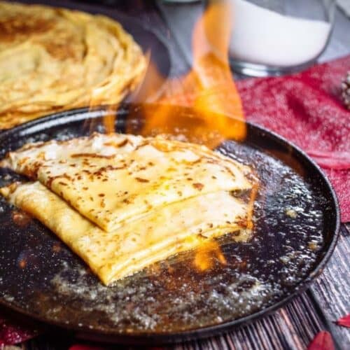 Crêpes flambées sur poêle en fonte.
