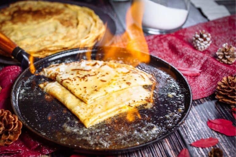 Crêpes flambées sur poêle en fonte.