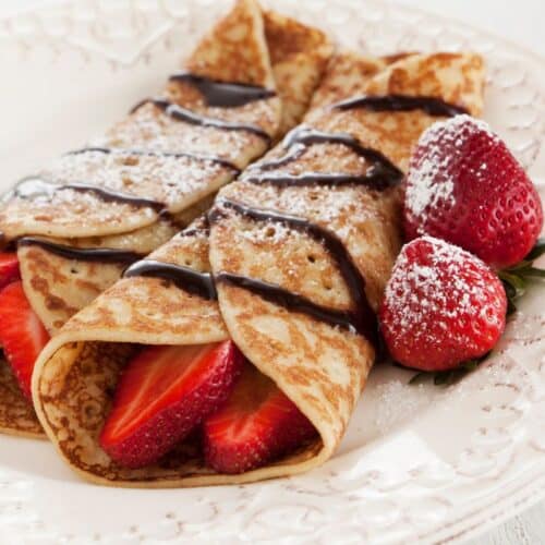 Crêpes aux fraises avec chocolat et sucre glace