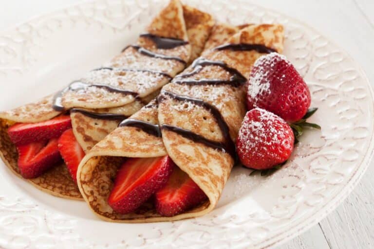 Crêpes aux fraises avec chocolat et sucre glace