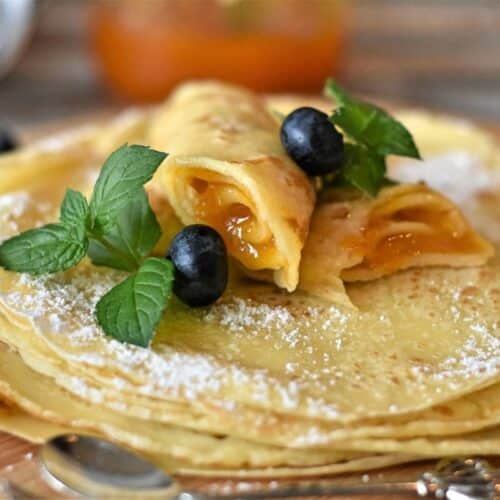 Crêpes garnies de fruits et sucre glace