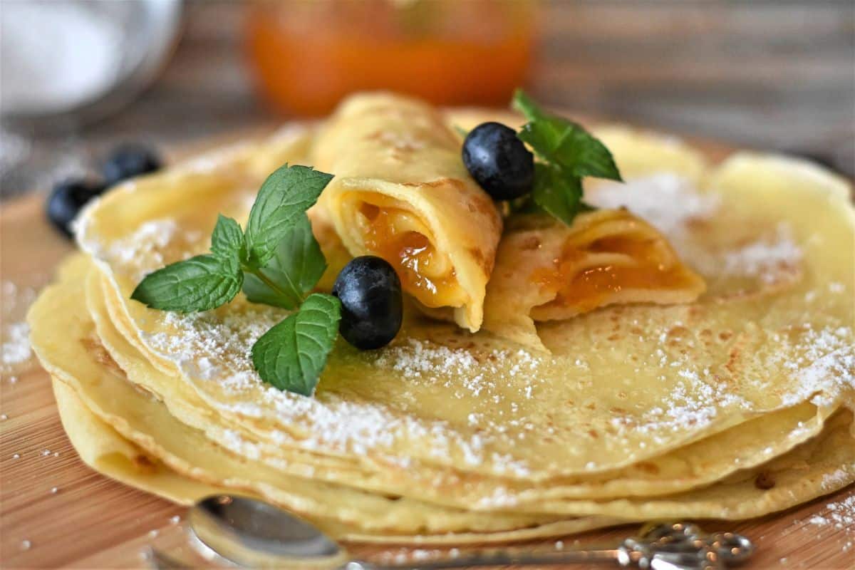 Crêpes garnies de fruits et sucre glace