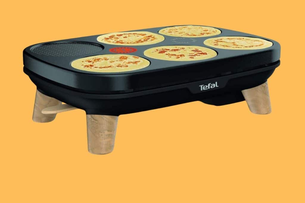 Crêpière électrique avec quatre crêpes en cuisson.