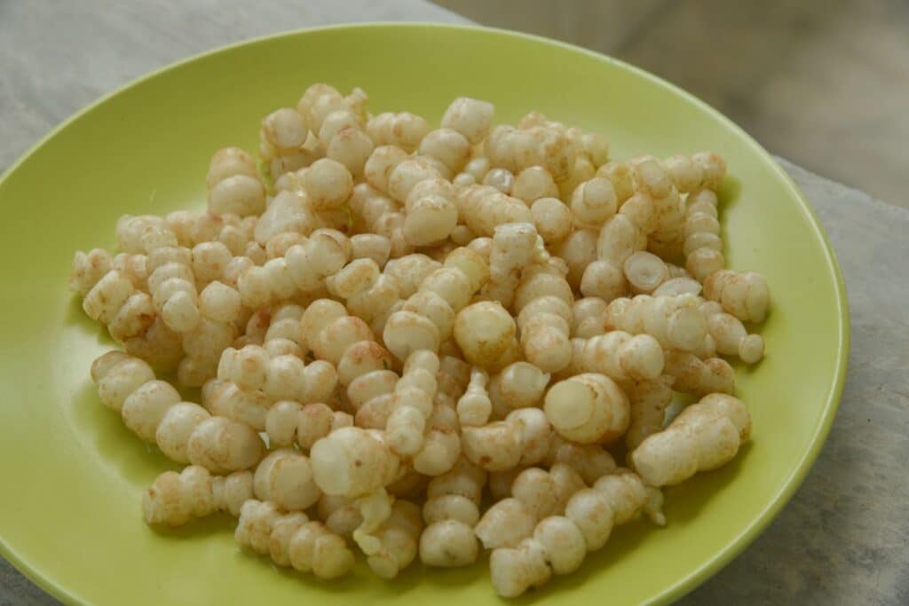Tubercules sur assiette verte