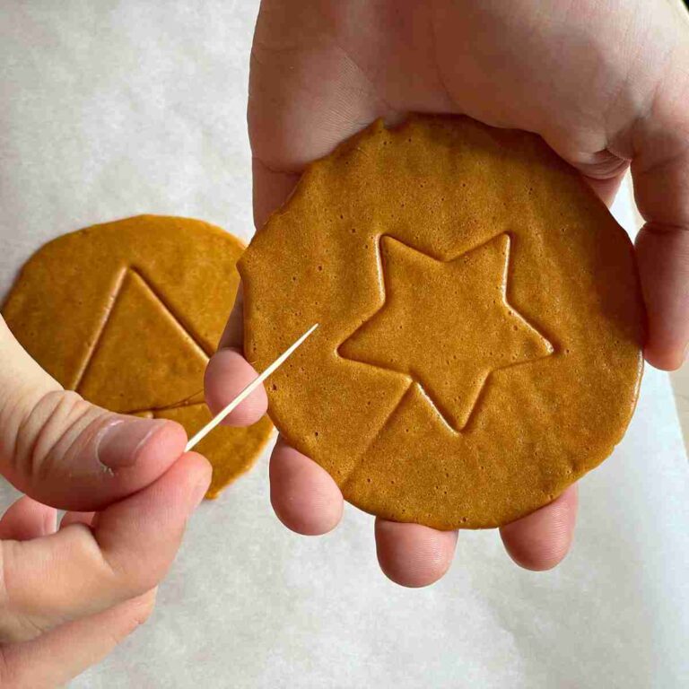 Découpe étoile dans biscuit caramel avec cure-dent.