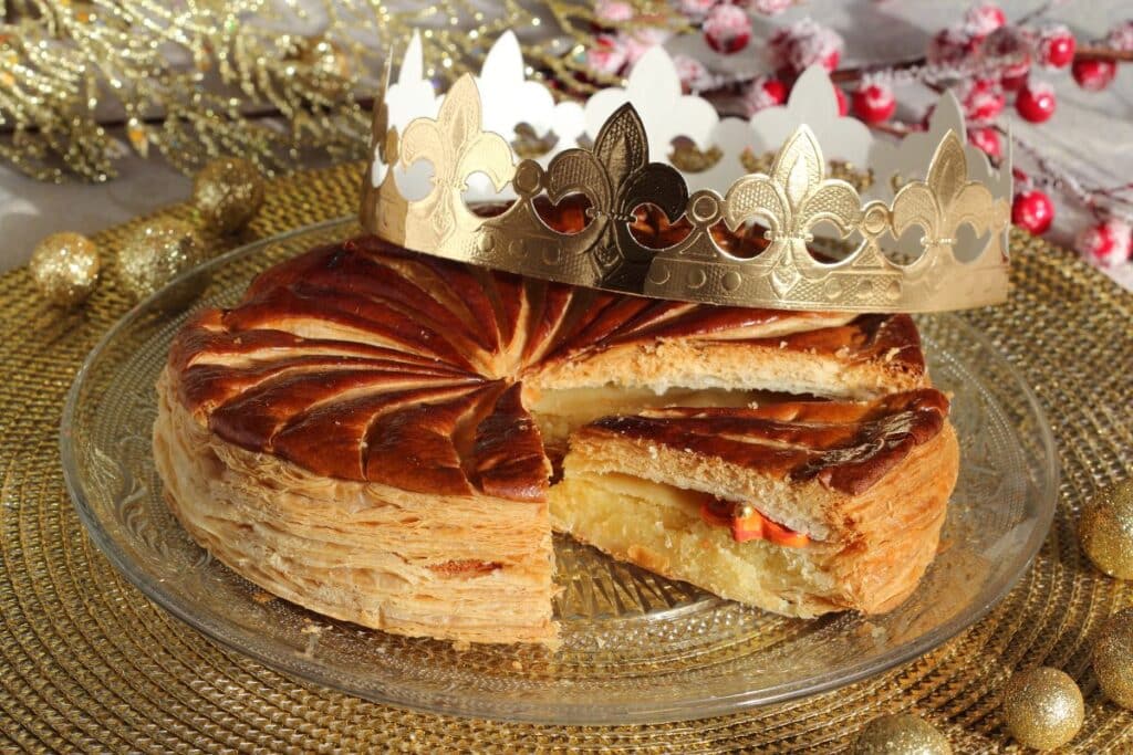 Galette des rois avec couronne dorée.