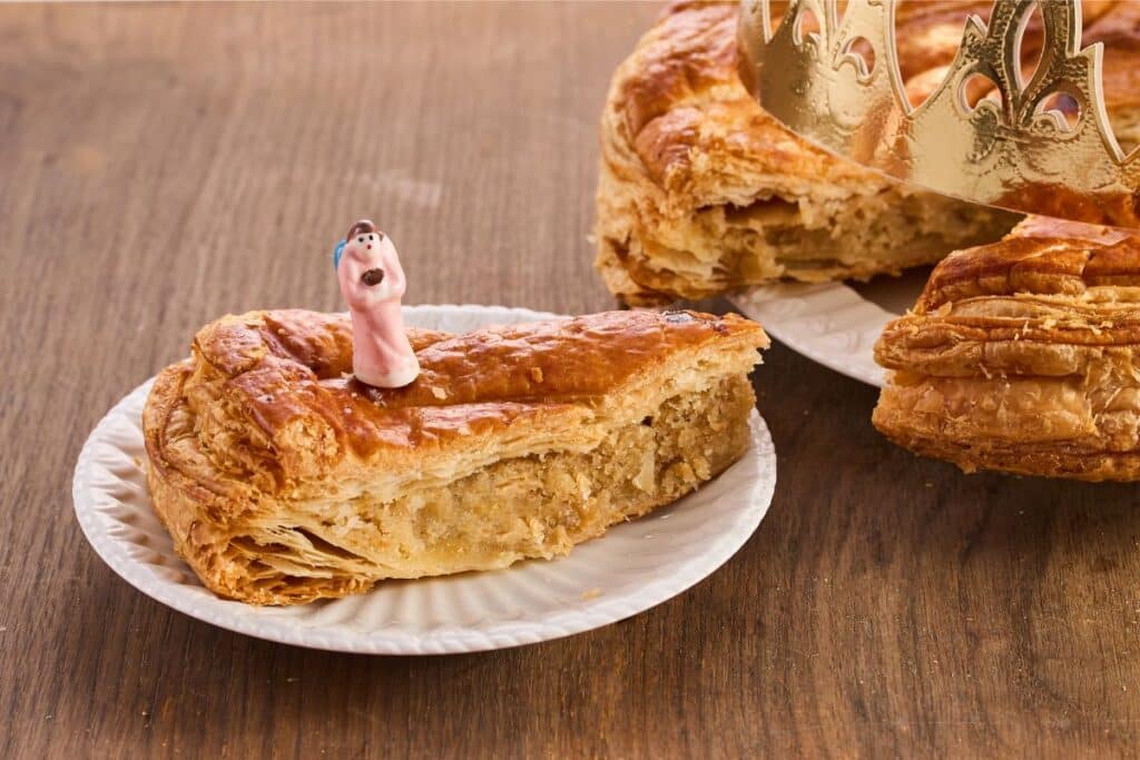 Part de galette des rois avec fève.