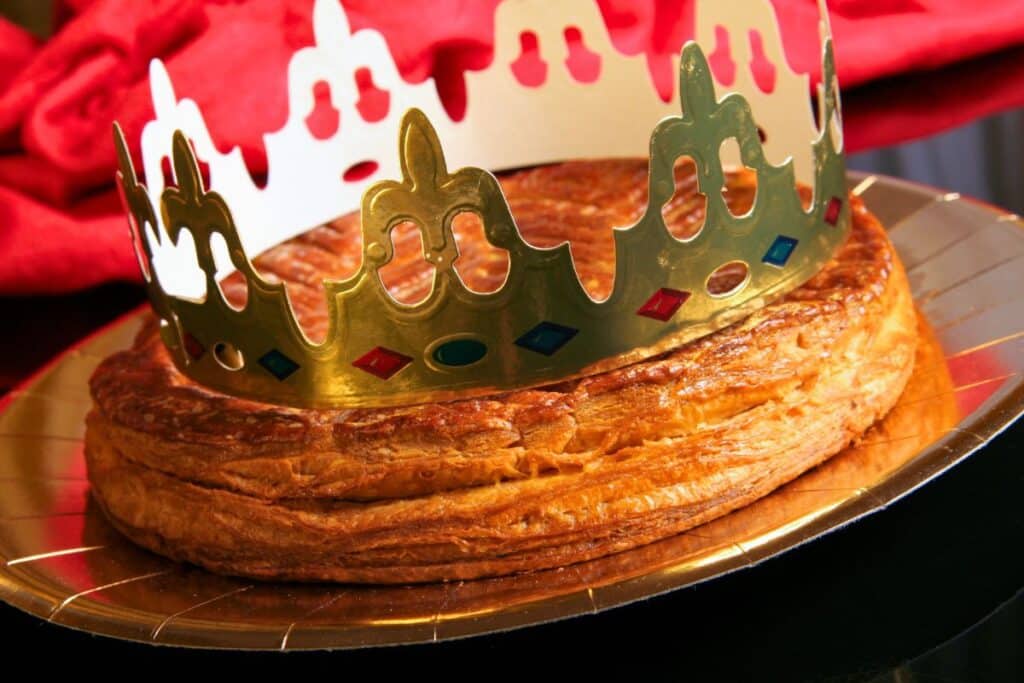 Galette des rois avec couronne dorée.