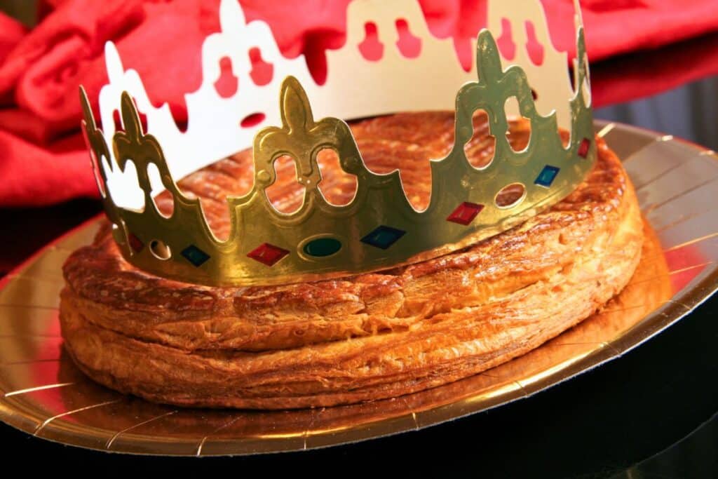 Galette des rois avec couronne dorée.